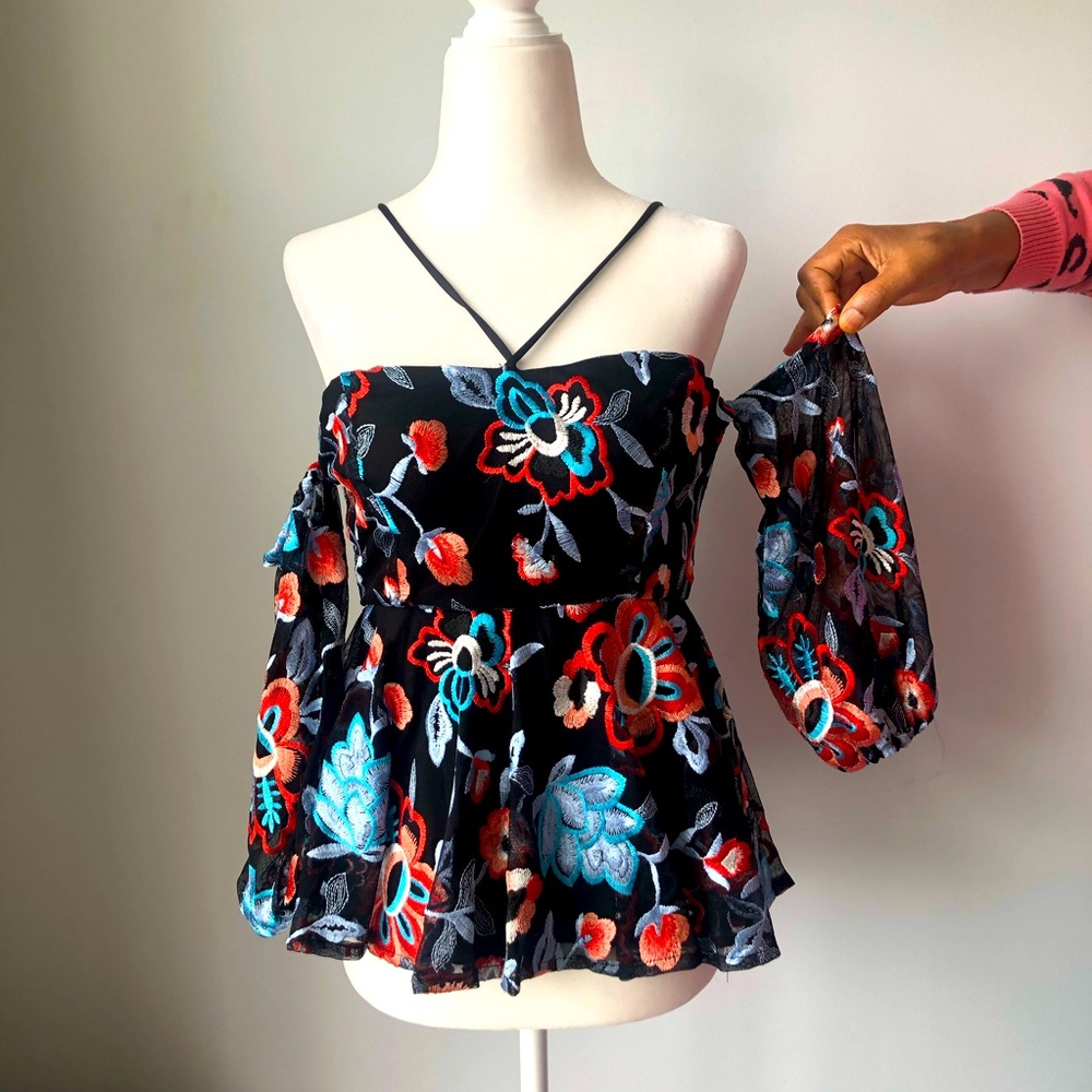 Alexia Admor shoulder off floral top. Adjustable straps, back zipper. Si…